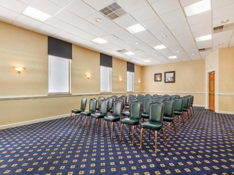 Red Roof Inn & Suites Newport News image