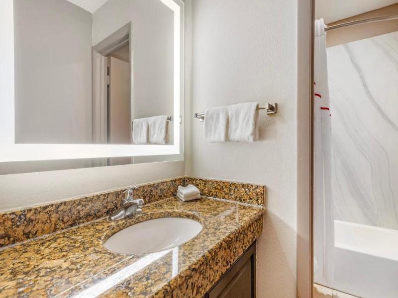 Red Roof Inn & Suites Newport News image