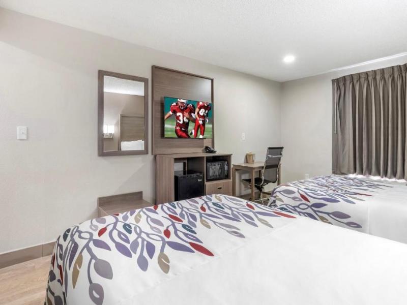 Red Roof Inn & Suites Newport News image