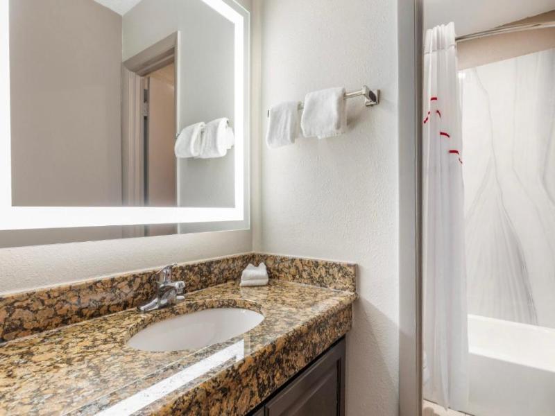 Red Roof Inn & Suites Newport News image