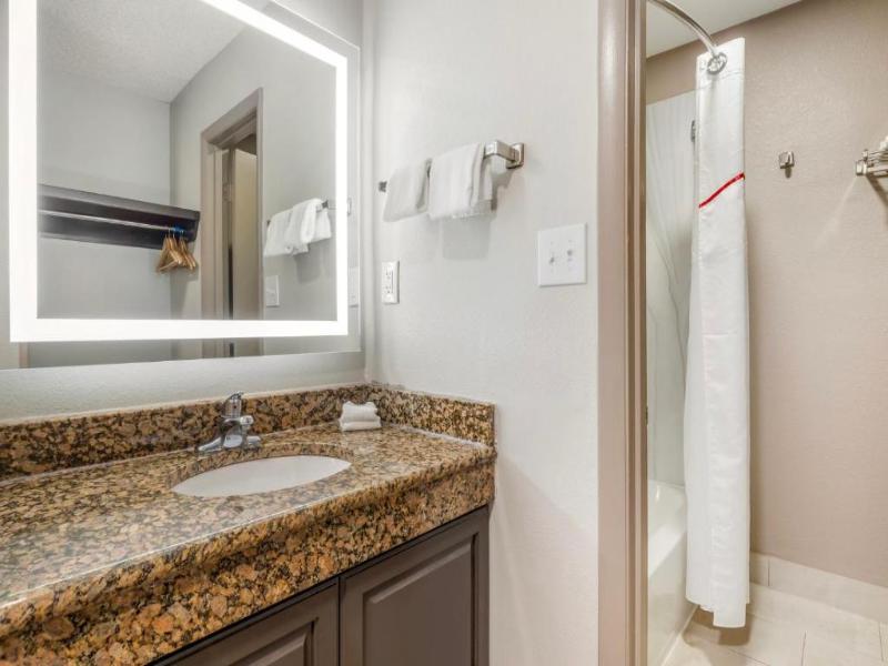 Red Roof Inn & Suites Newport News image