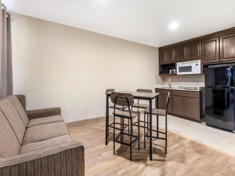 Red Roof Inn & Suites Newport News image