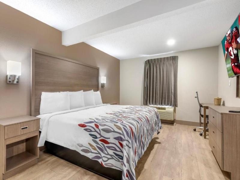 Red Roof Inn & Suites Newport News image