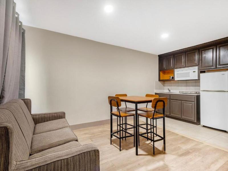 Red Roof Inn & Suites Newport News image