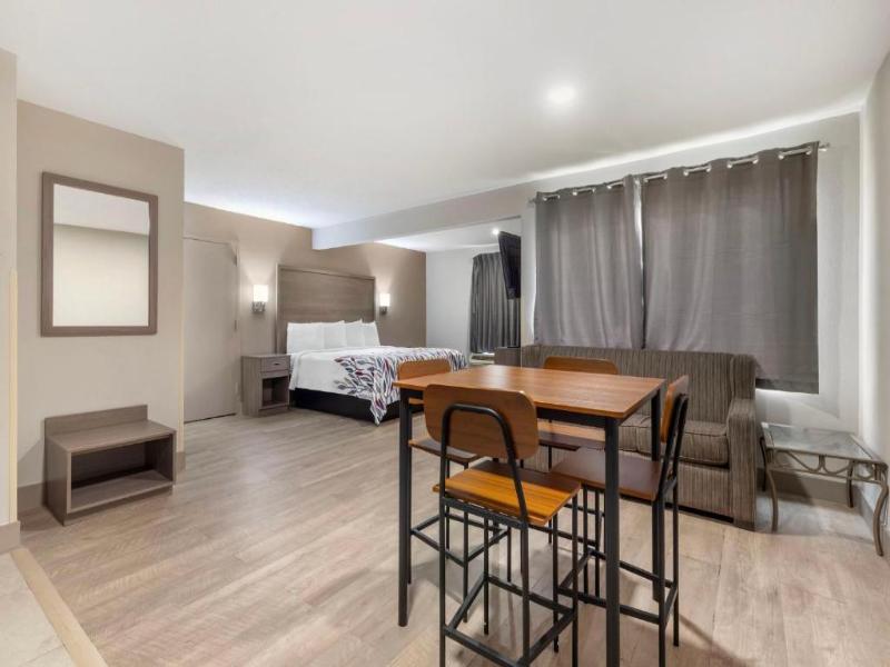 Red Roof Inn & Suites Newport News image