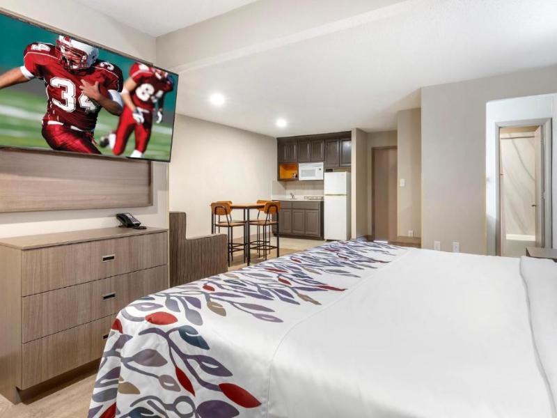 Red Roof Inn & Suites Newport News image