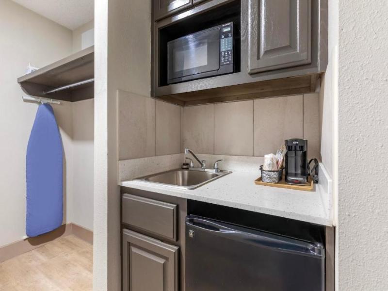 Red Roof Inn & Suites Newport News image