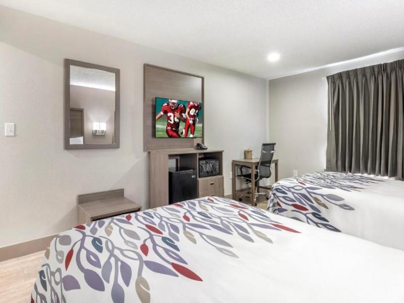 Red Roof Inn & Suites Newport News image