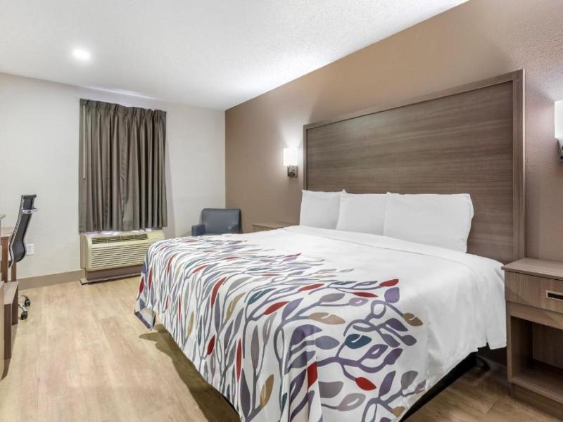 Red Roof Inn & Suites Newport News image