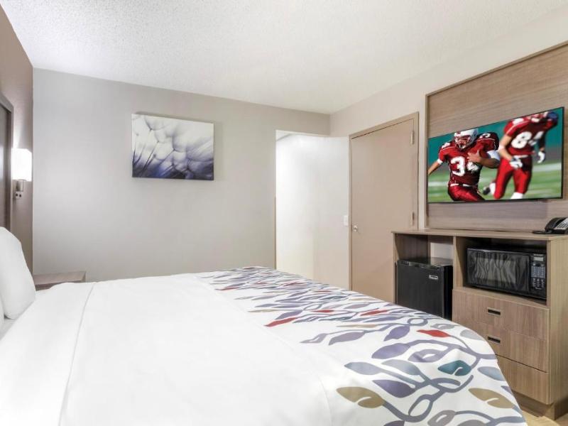 Red Roof Inn & Suites Newport News image