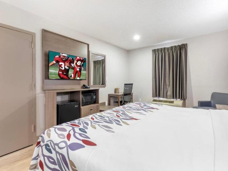 Red Roof Inn & Suites Newport News image