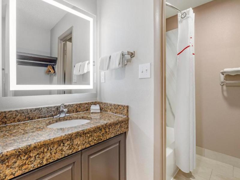 Red Roof Inn & Suites Newport News image
