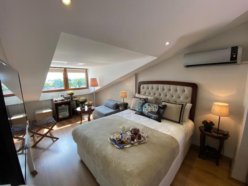 Four Doors Hotel image