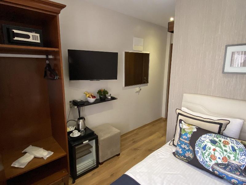 Four Doors Hotel image
