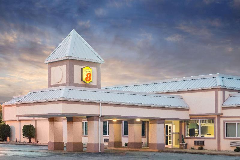 Super 8 By Wyndham Williamsburg image