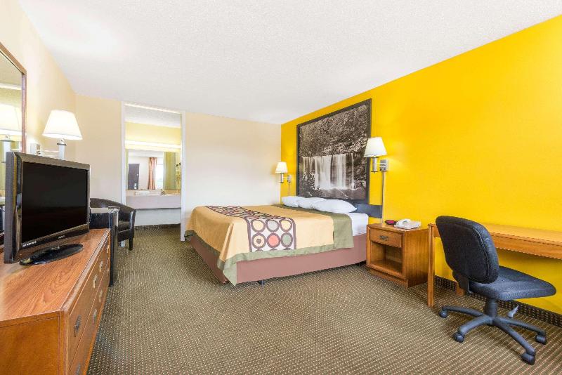 Super 8 By Wyndham Williamsburg image