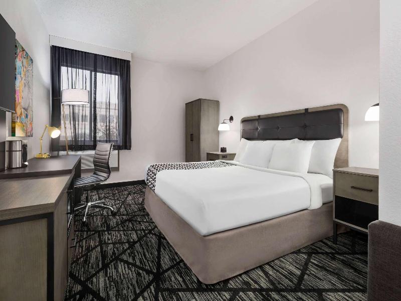 La Quinta Inn Suites Cleveland Airport West image