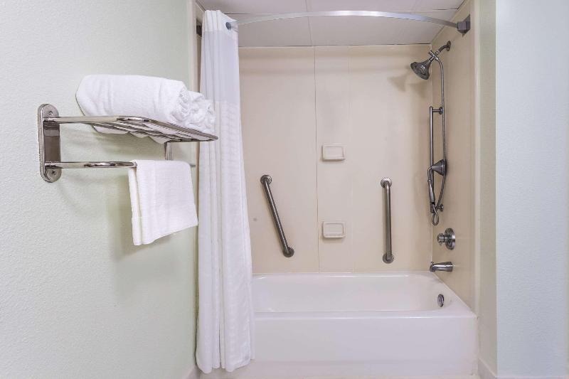 Clarion Pointe South Boston - Danville East image