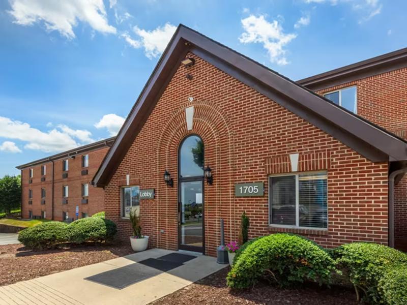 HomeTowne Studios & Suites Greensboro image