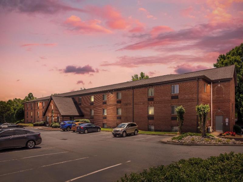 HomeTowne Studios & Suites Greensboro
