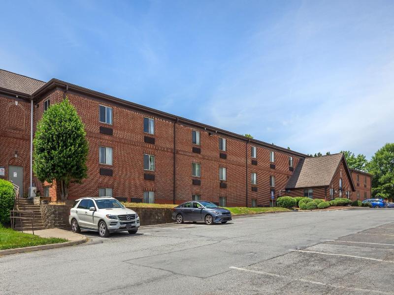 HomeTowne Studios & Suites Greensboro