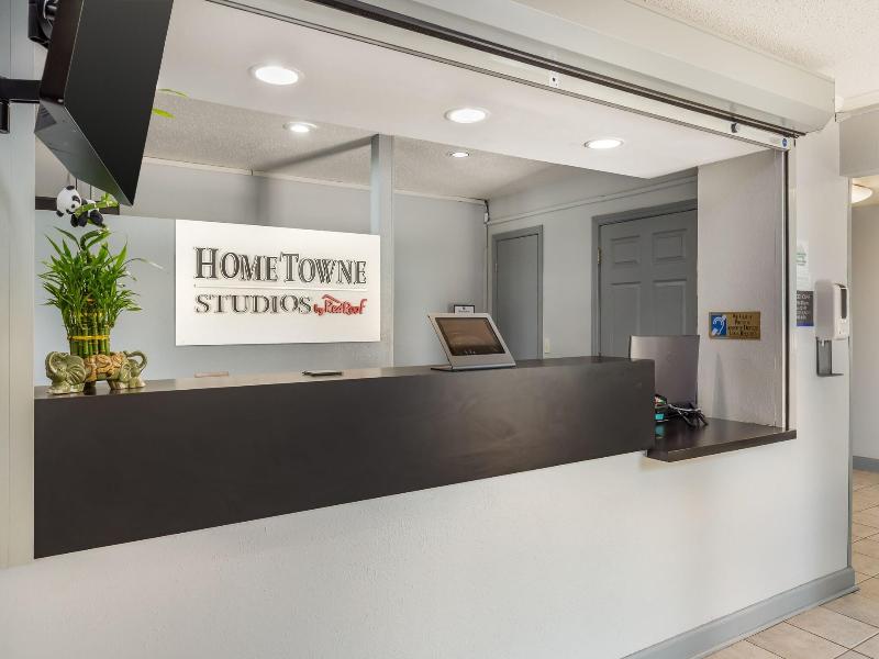 HomeTowne Studios & Suites Greensboro