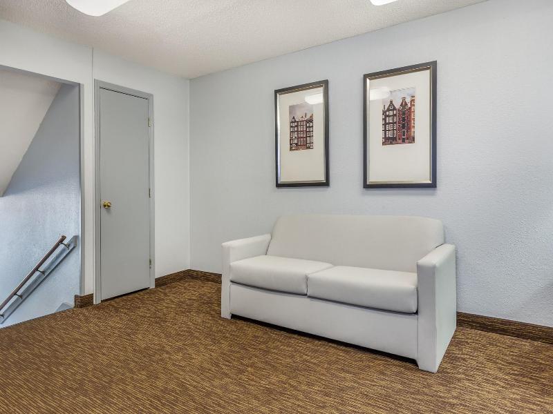 HomeTowne Studios & Suites Greensboro
