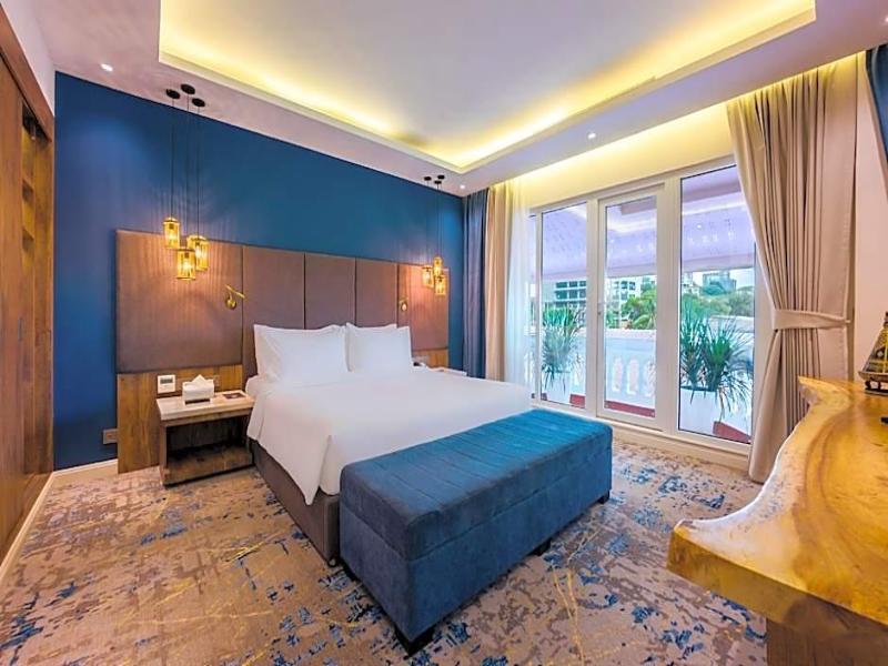 Queenco Hotel & Casino image
