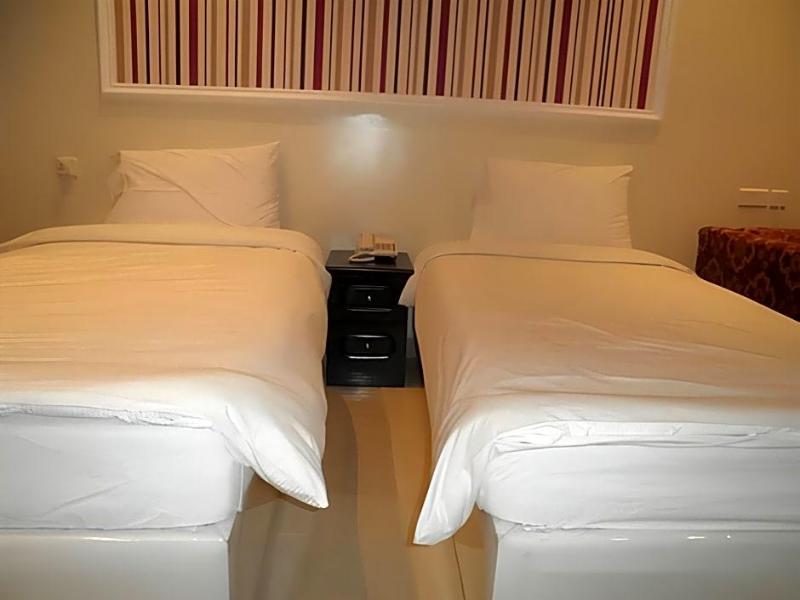 Marina Royal Hotel Suite image