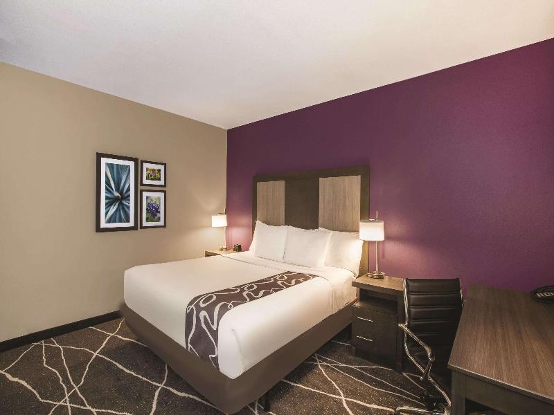 La Quinta Inn Suites Dallas Northeast Arboretum image