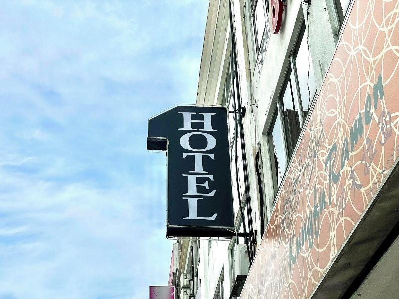 1 Hotel Taman Connaught image