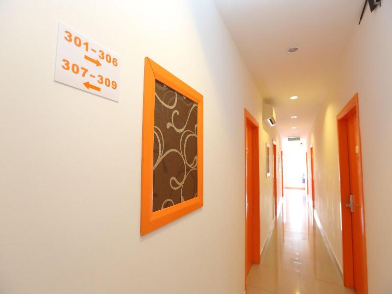 1 Hotel Taman Connaught image