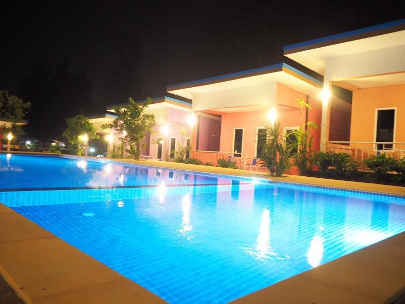 AT NIGHT AIRPORT RESORT — photo 3