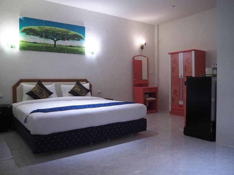 AT NIGHT AIRPORT RESORT — photo 4