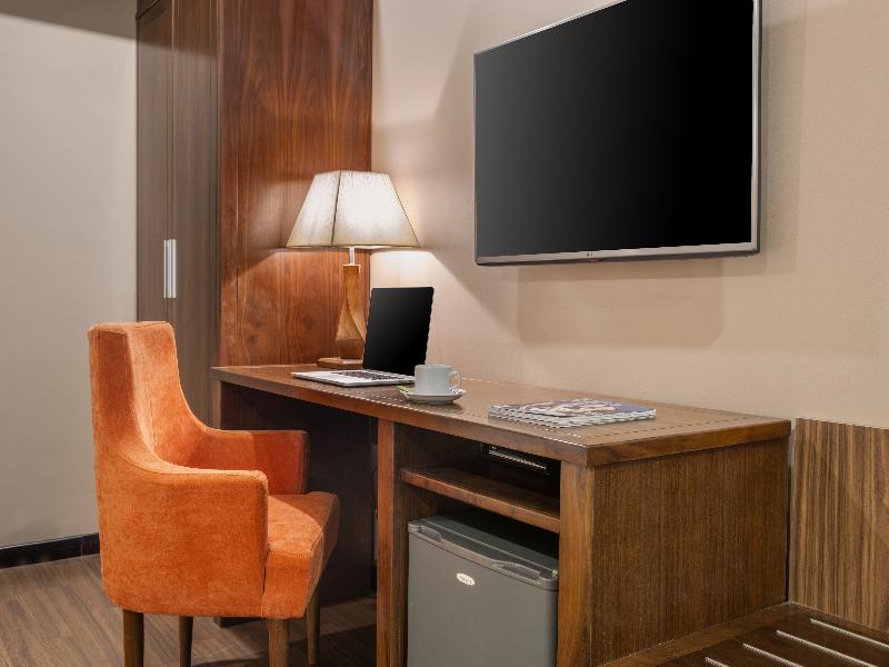 Yarra Ocean Suites Danang image