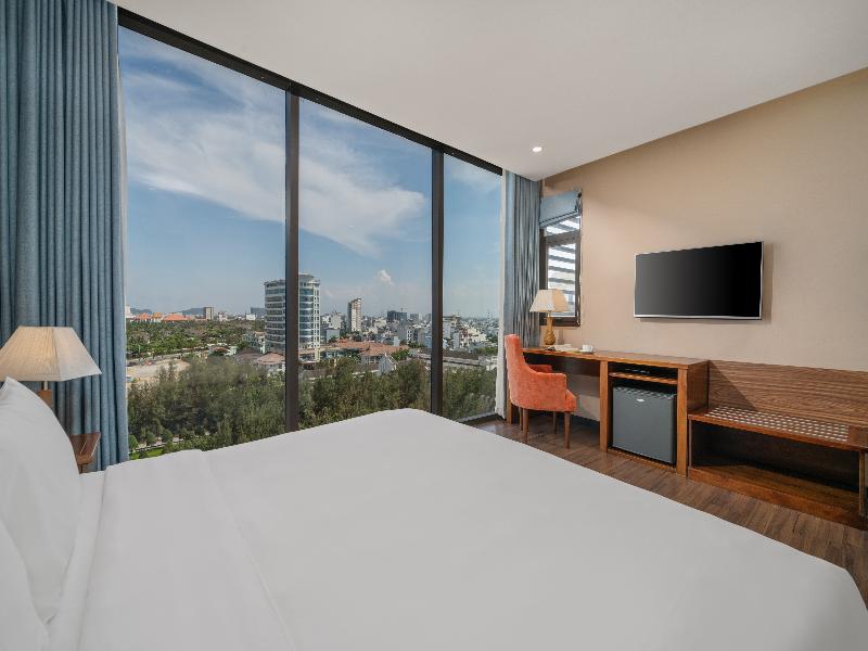 Yarra Ocean Suites Danang image