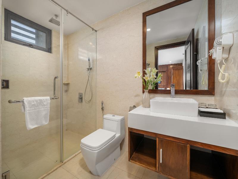 Yarra Ocean Suites Danang image