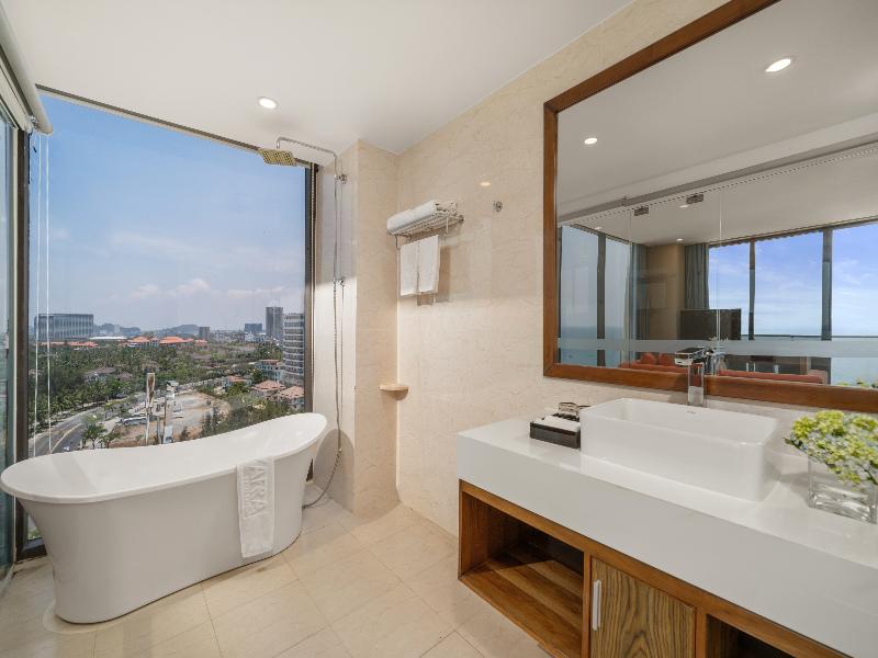 Yarra Ocean Suites Danang image