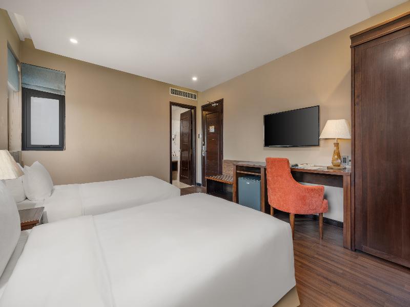 Yarra Ocean Suites Danang image