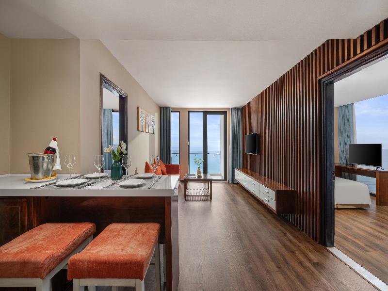 Yarra Ocean Suites Danang image