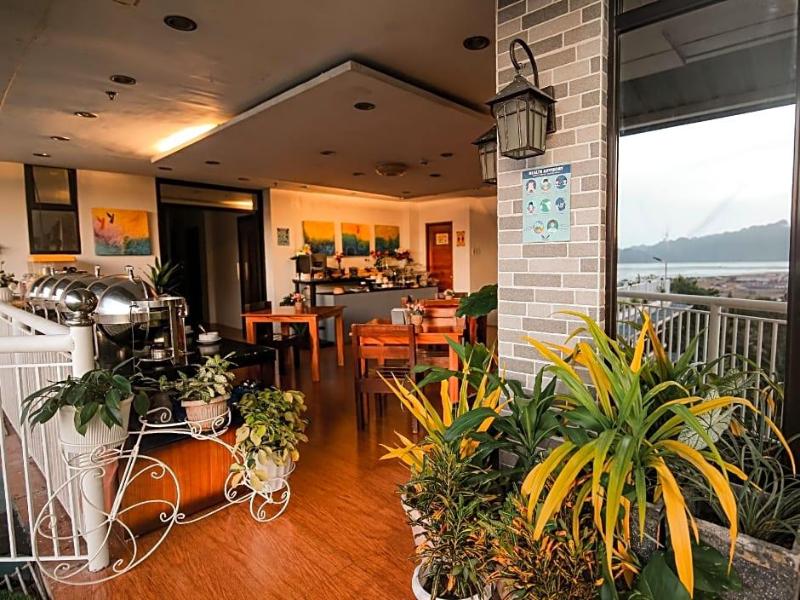 Skylodge Resort