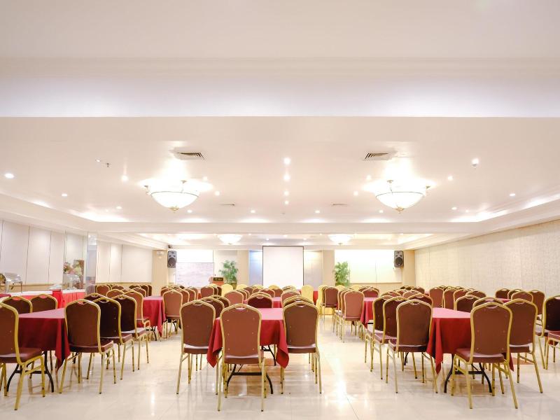De Luxe Hotel image