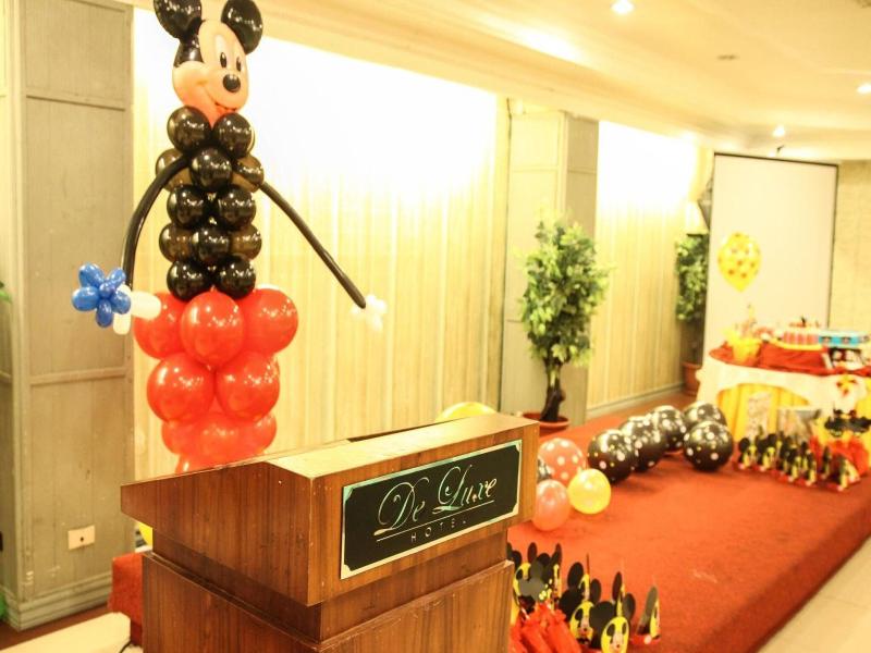 De Luxe Hotel image