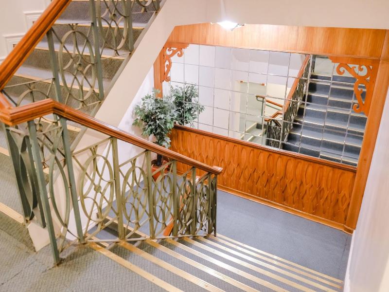 De Luxe Hotel image