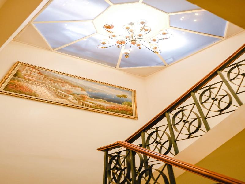 De Luxe Hotel image