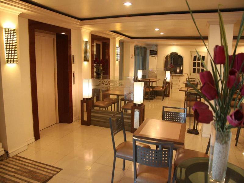 De Luxe Hotel image