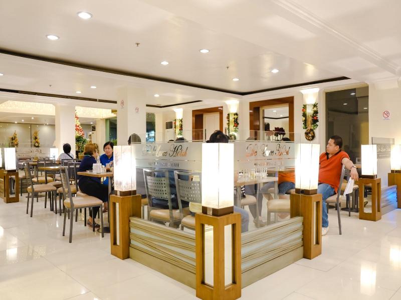 De Luxe Hotel image