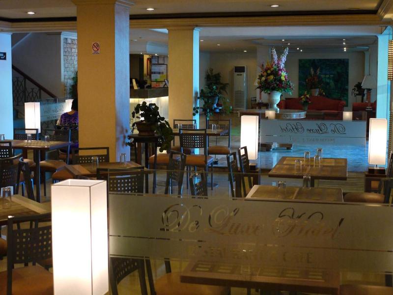 De Luxe Hotel image
