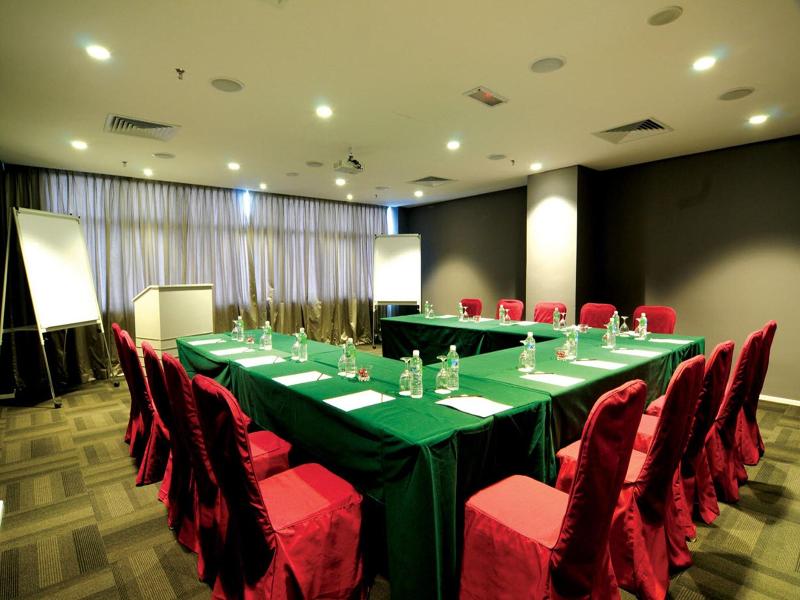 Kings Green Hotel image