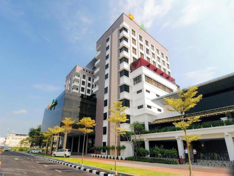 Kings Green Hotel image
